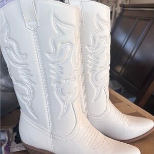 White Women's Western Cowboy Boots - Classic Embroidered Style